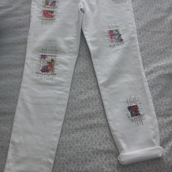 Azi funky white jeans with detail to wear with many colours. Brand new. - Picture 3 of 4